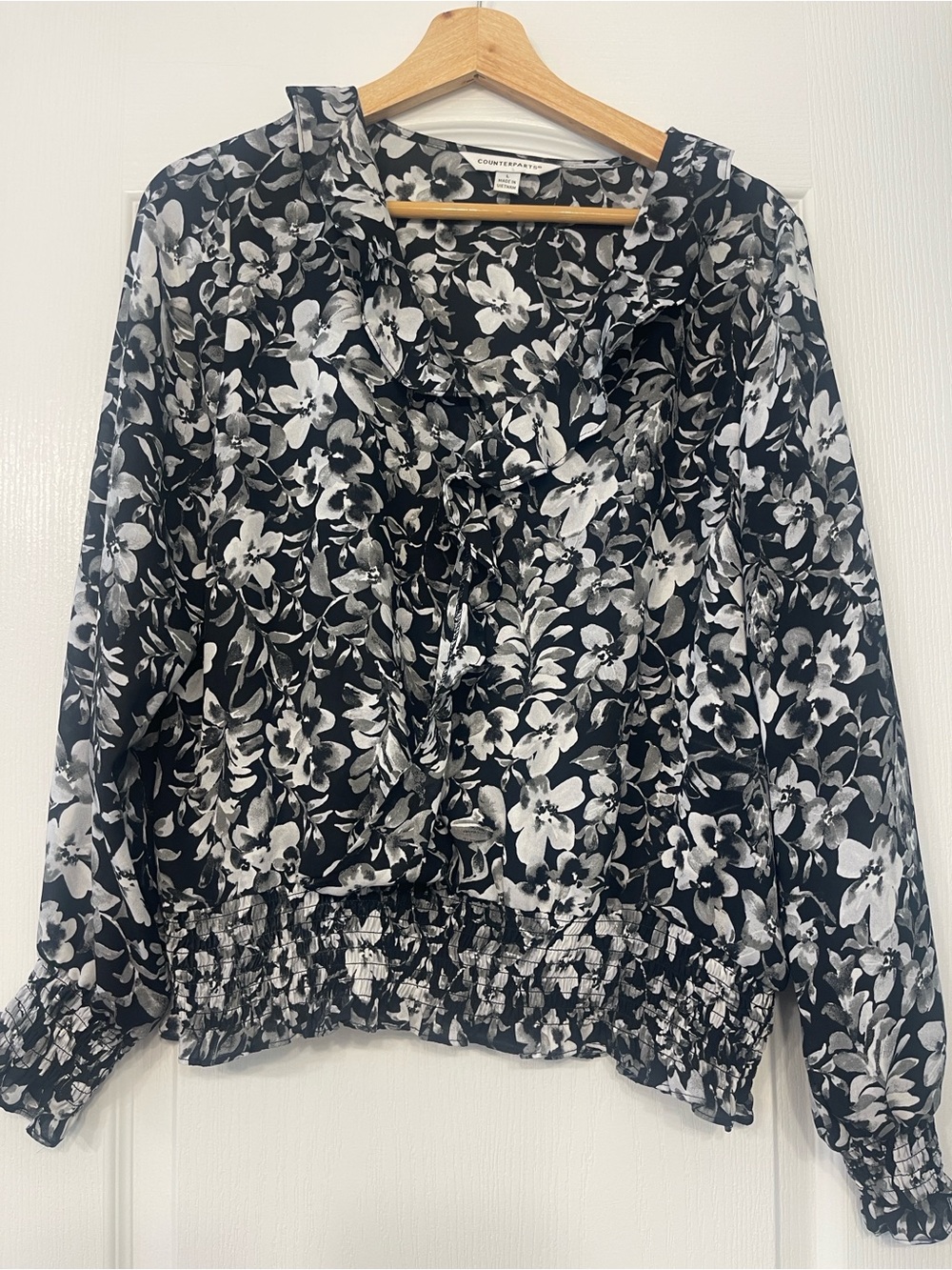 Black & White Floral Ruffle Neck Blouse - size M
